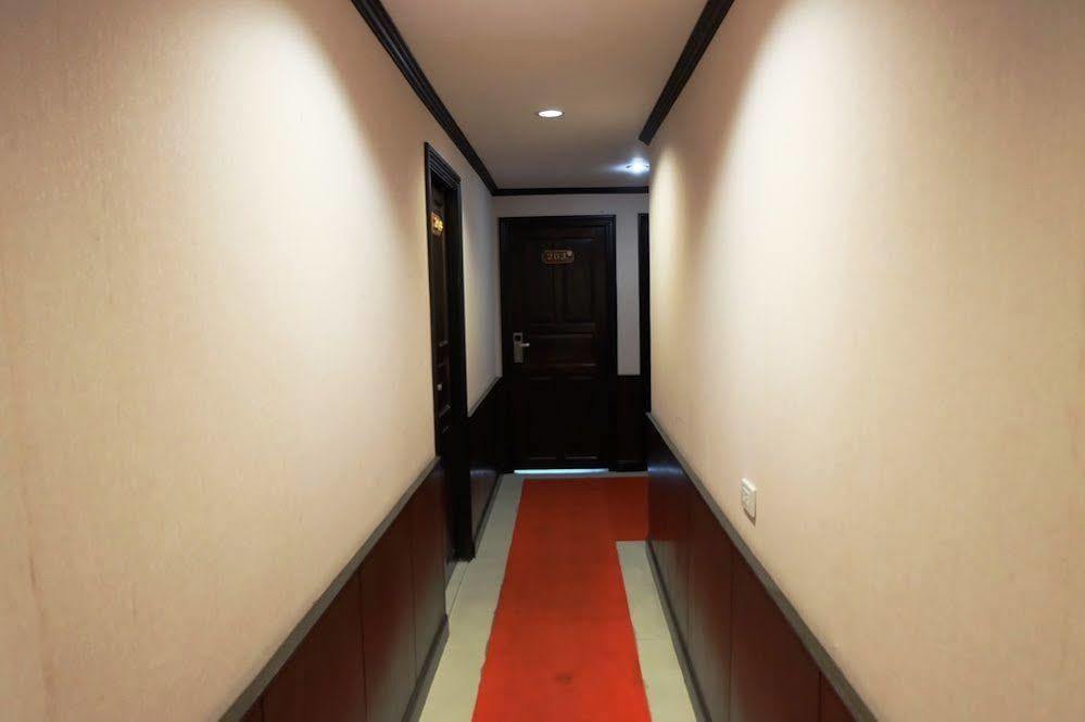 Everest Boutique Hotel Бангкок Экстерьер фото